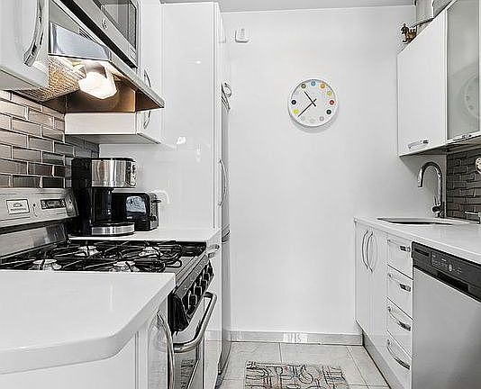 4th image of 85 8th Ave APT 4V
