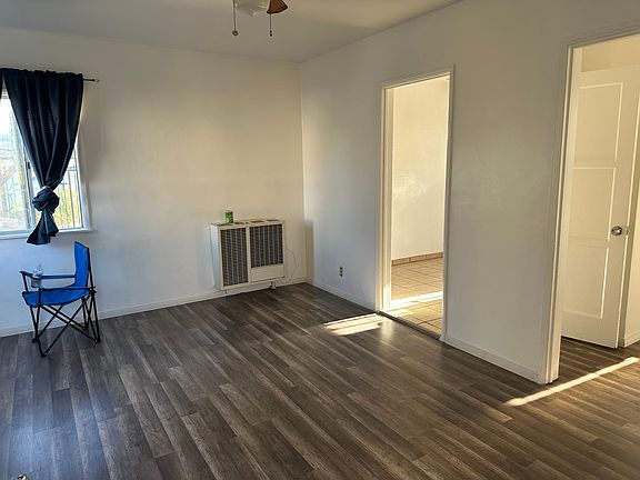 4th image of 934 1/2 W 71st St #934-1/2