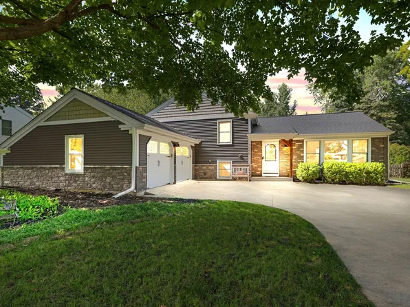 1055 Cardinal Ct, Batavia, IL 60510