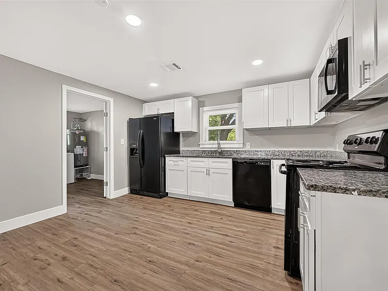 1213 Allen St — Photo 13