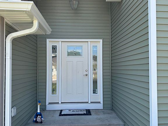 2nd image of 579 Oxford Dr