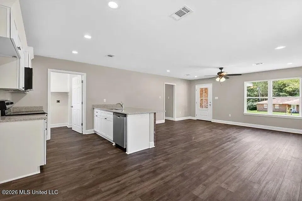 3 bed, 2.0 bath, 1355 sqft, $1,800 — Photo 2