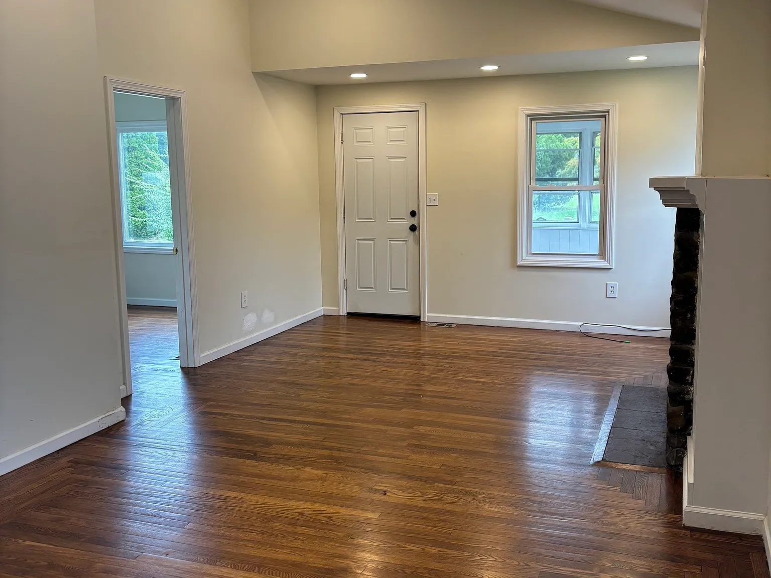 3 bed, 2.0 bath, 1608 sqft, $3,000 — Photo 2