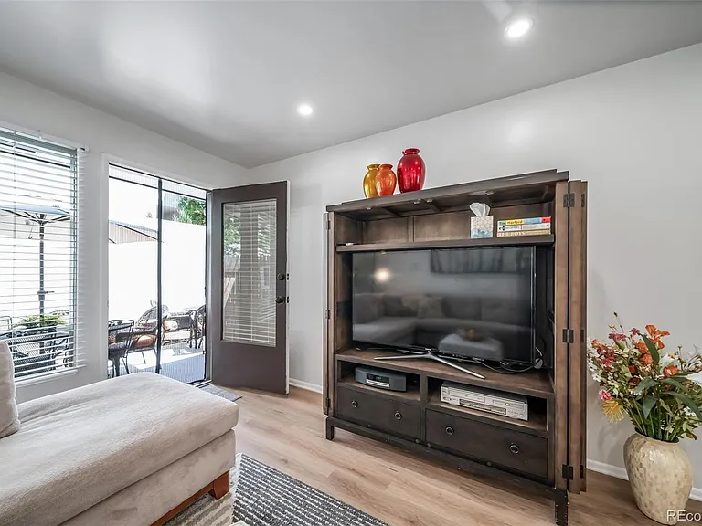 532 N Clayton St — Photo 8