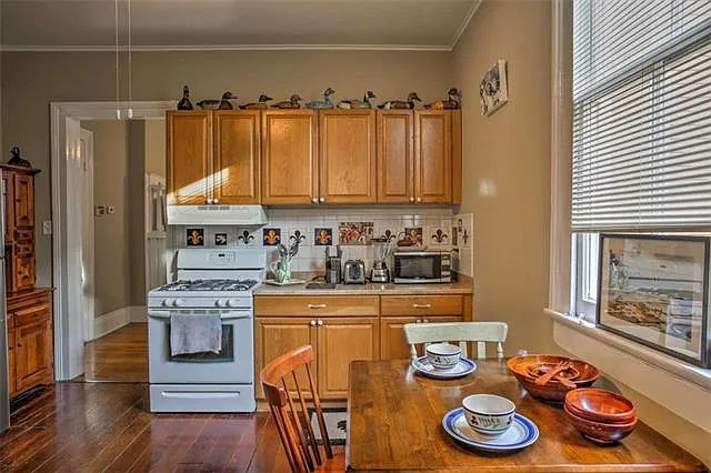 1008 Louisa St — Photo 7
