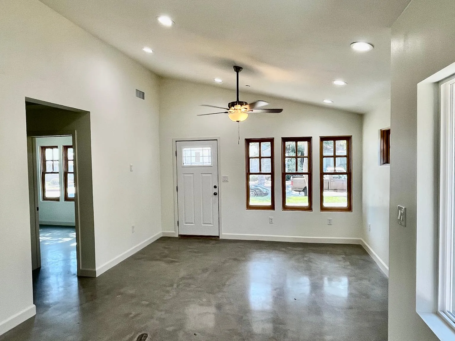 242 S Vista Bonita Ave — Photo 4