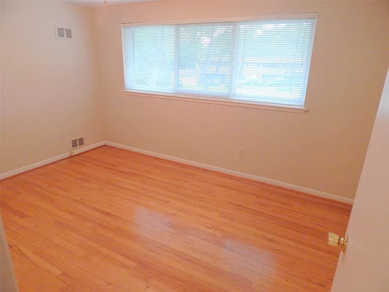 116 E Hickory Grove Rd — Photo 9