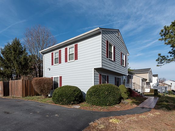 3rd image of 939 Pleasant St