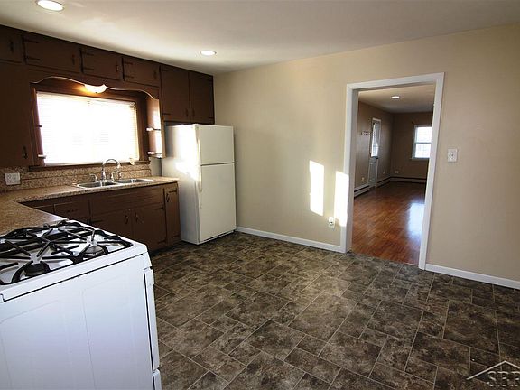 5th image of 1424 Bay St