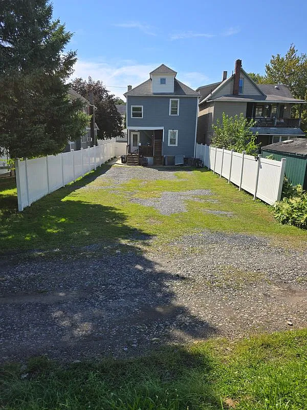 5 bed, 2.0 bath, 1596 sqft, $1,400 — Photo 2