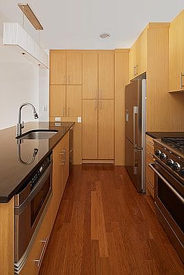 4th image of 549 Borden Ave APT 3L