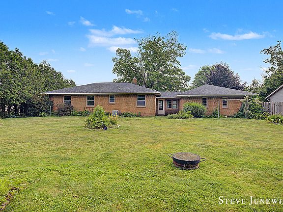 5th image of 8261 Cottonwood Dr