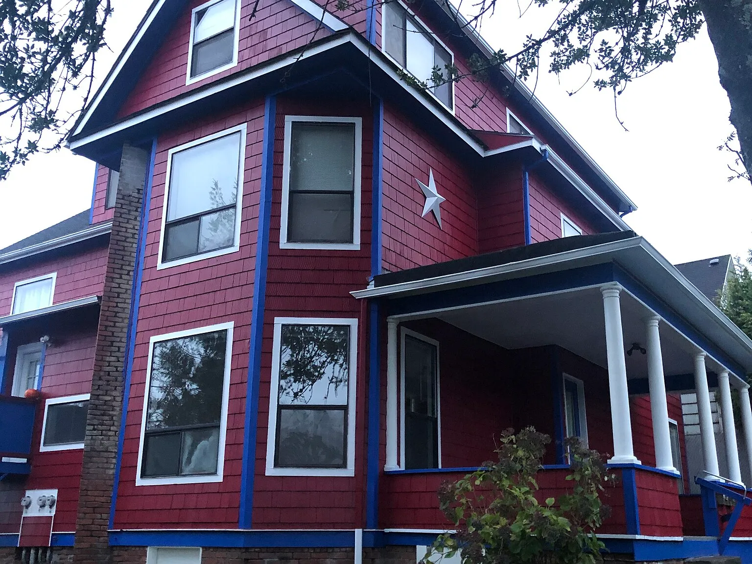 211 E 3rd St — Photo 1