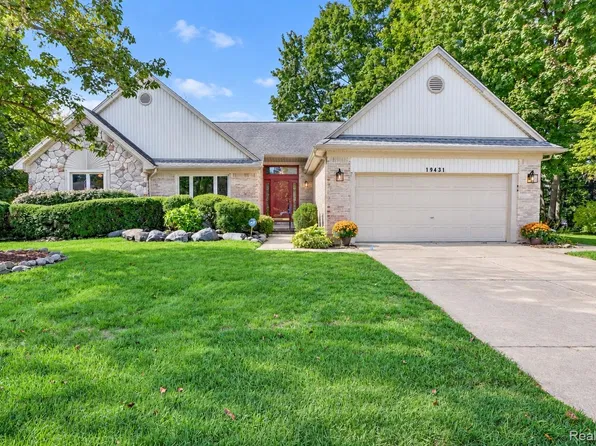 19431 Southampton Dr, Livonia, MI 48152