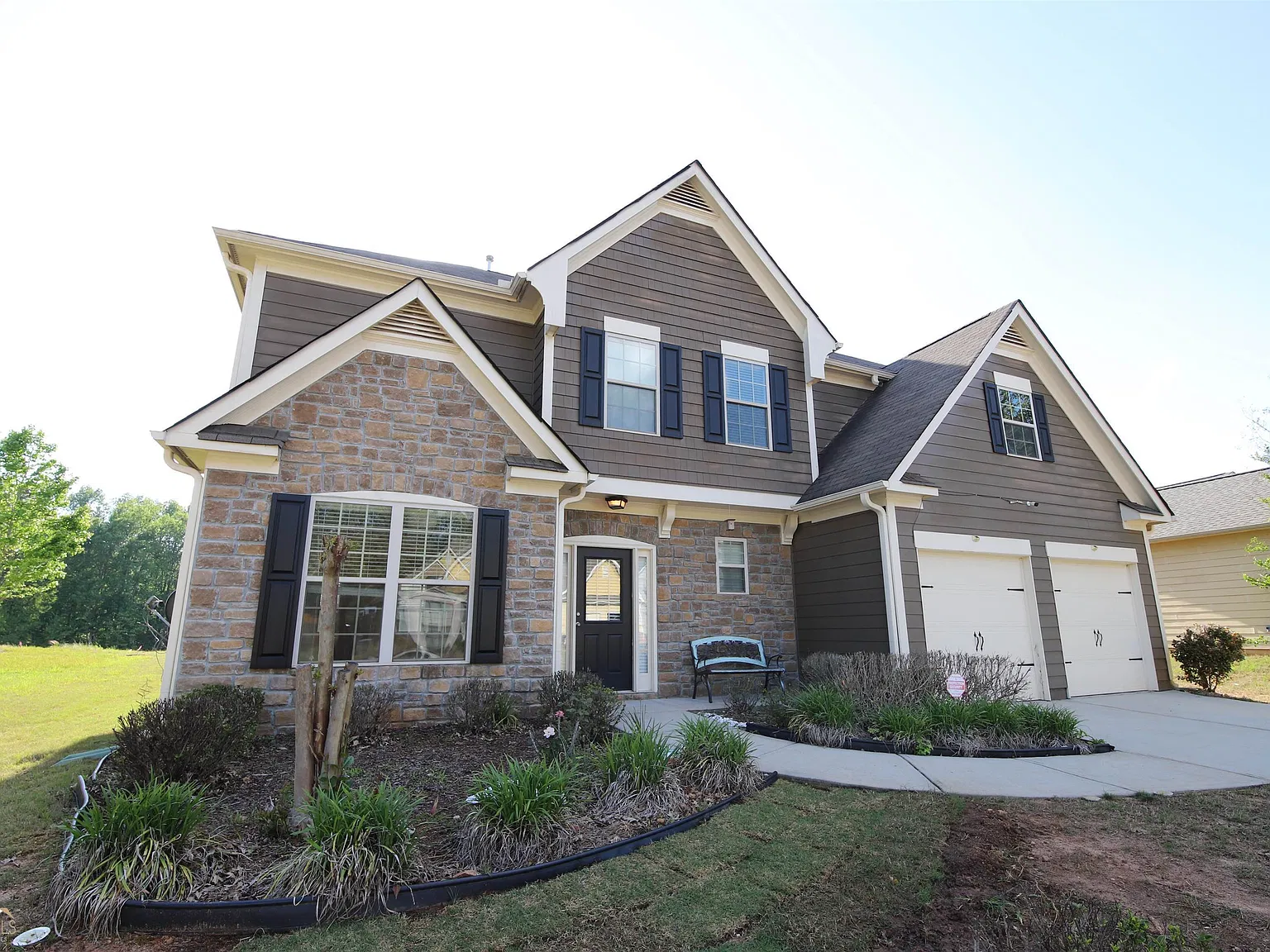 4 bed, 2.5 bath, 2763 sqft, $2,400 — Photo 1