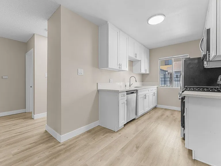 531 W Hyde Park Blvd #3 — Photo 6