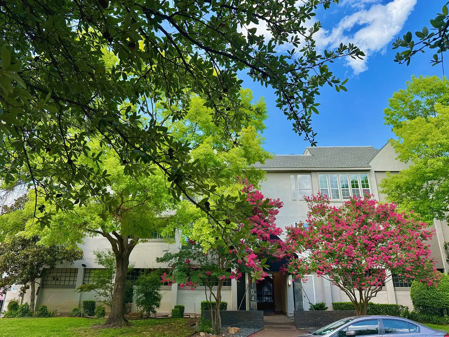 Quiet 2BR/2BTH Condo, Oak Lawn, Gated, Walkable, Covered Parking — Photo 1