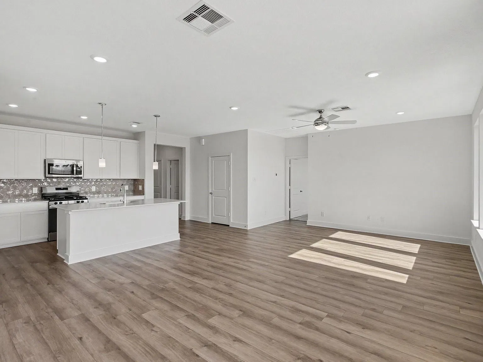 3 bed, 2.5 bath, 1910 sqft, $2,095 — Photo 2