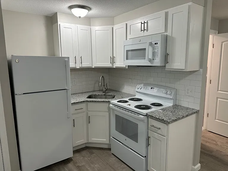 Crestwood Apartments — Photo 17