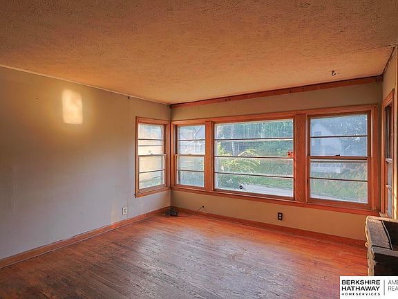 3rd image of 3813 Browne St