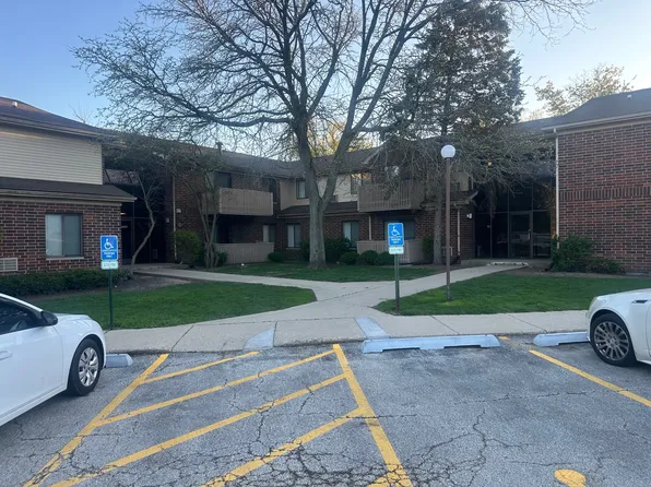 33720 N Royal Oak Ln APT 105, Grayslake, IL 60030