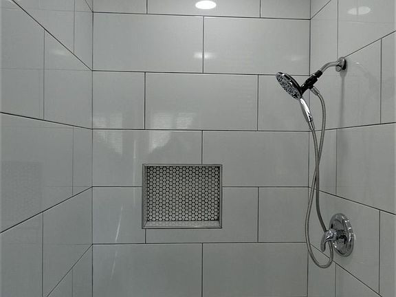 4th image of 2831 1/2 E 15th St #10770439