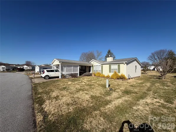 261 White Ash Cir, Hendersonville, NC 28739