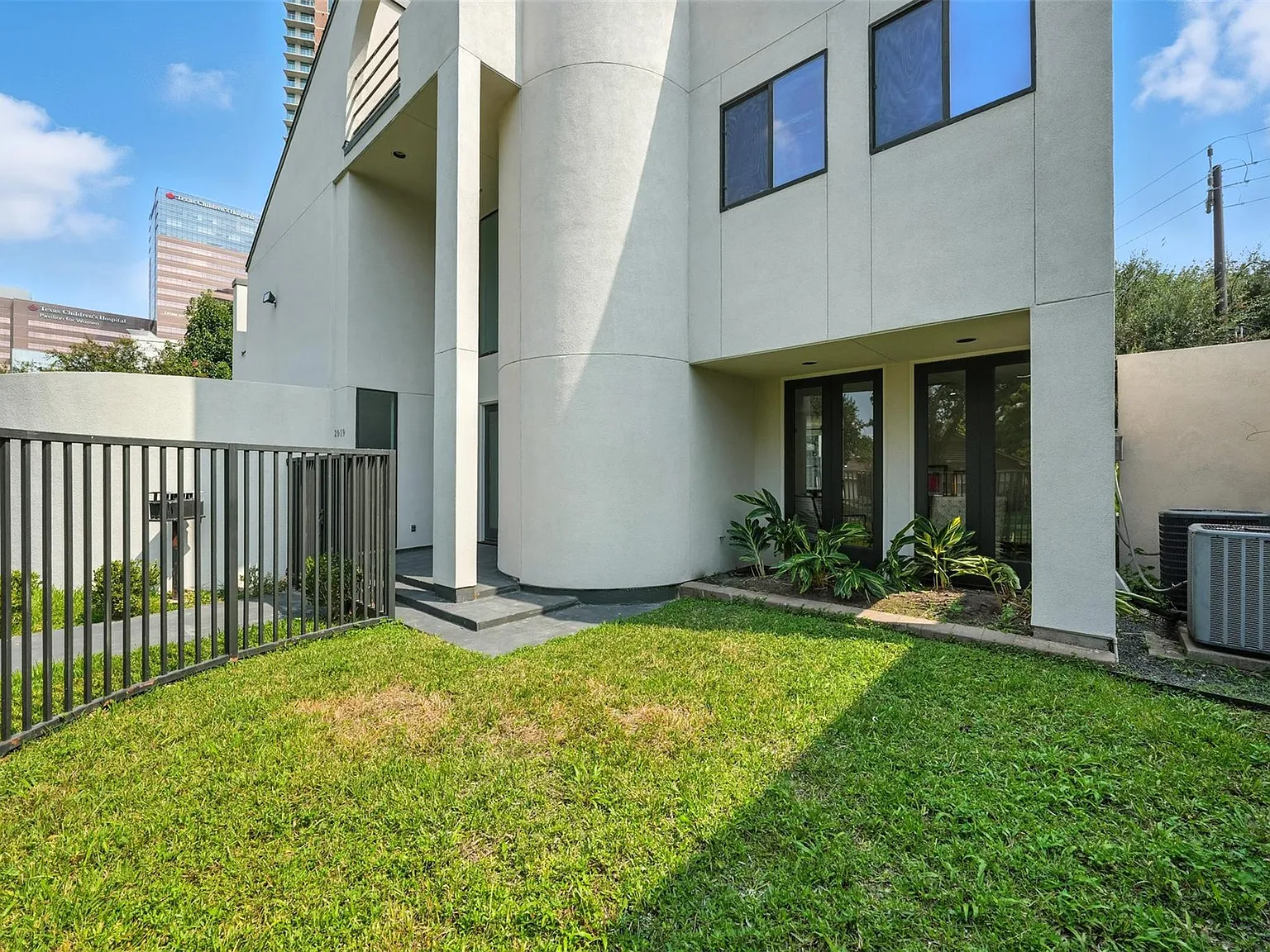 4 bed, 3.5 bath, 2815 sqft, $5,600 — Photo 3