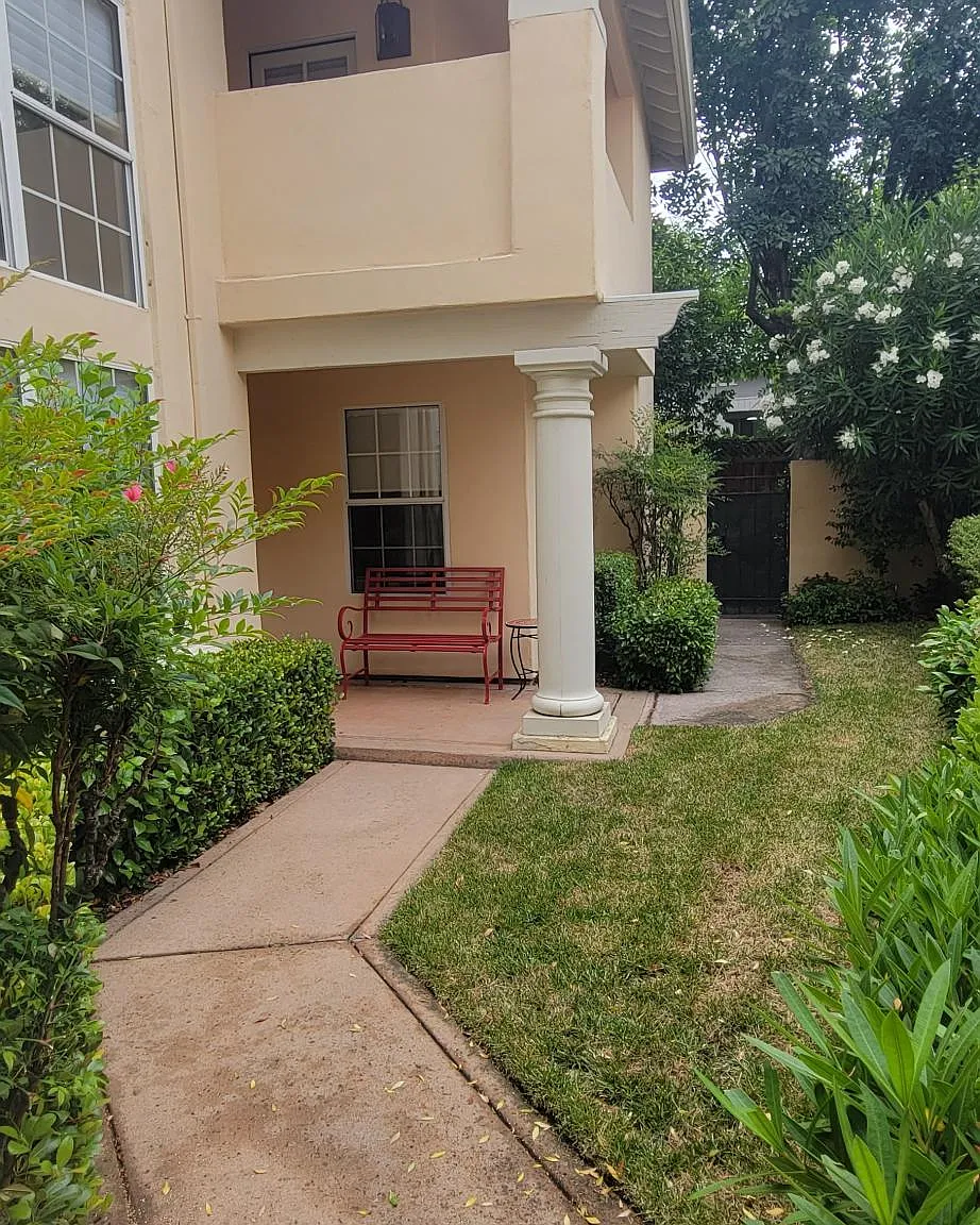3 bed, 2.5 bath, 2249 sqft, $7,425 — Photo 4