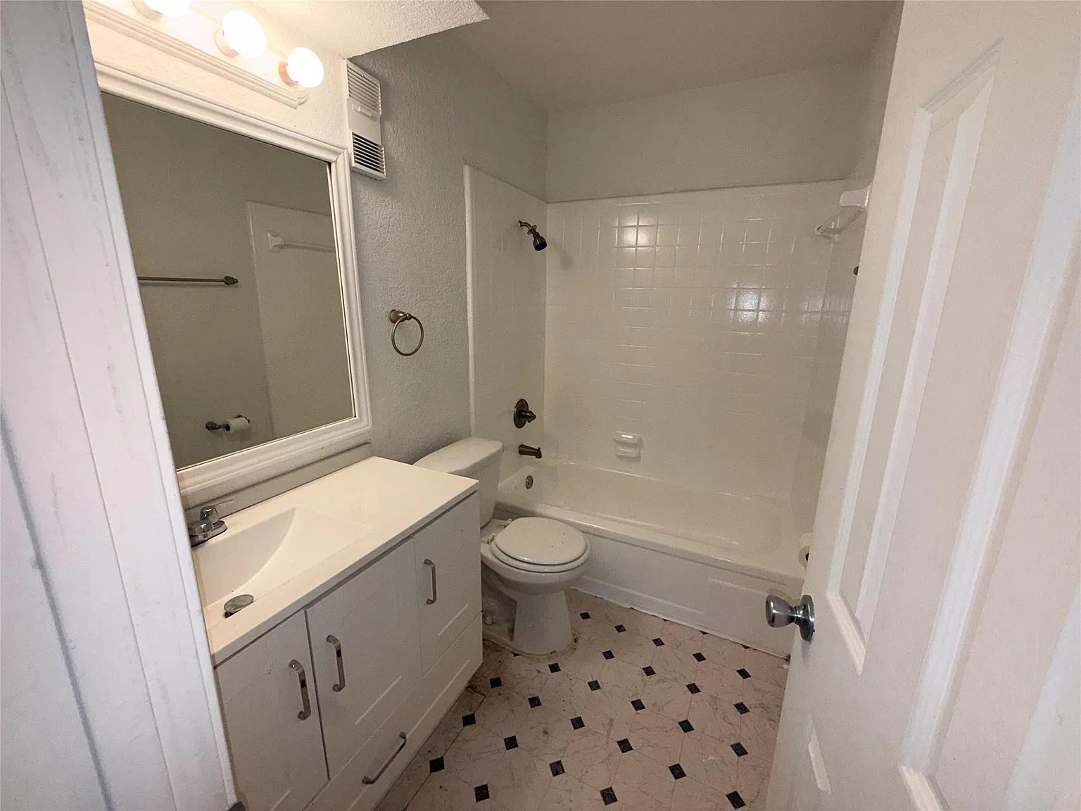 8100 Creekbend Dr — Photo 2