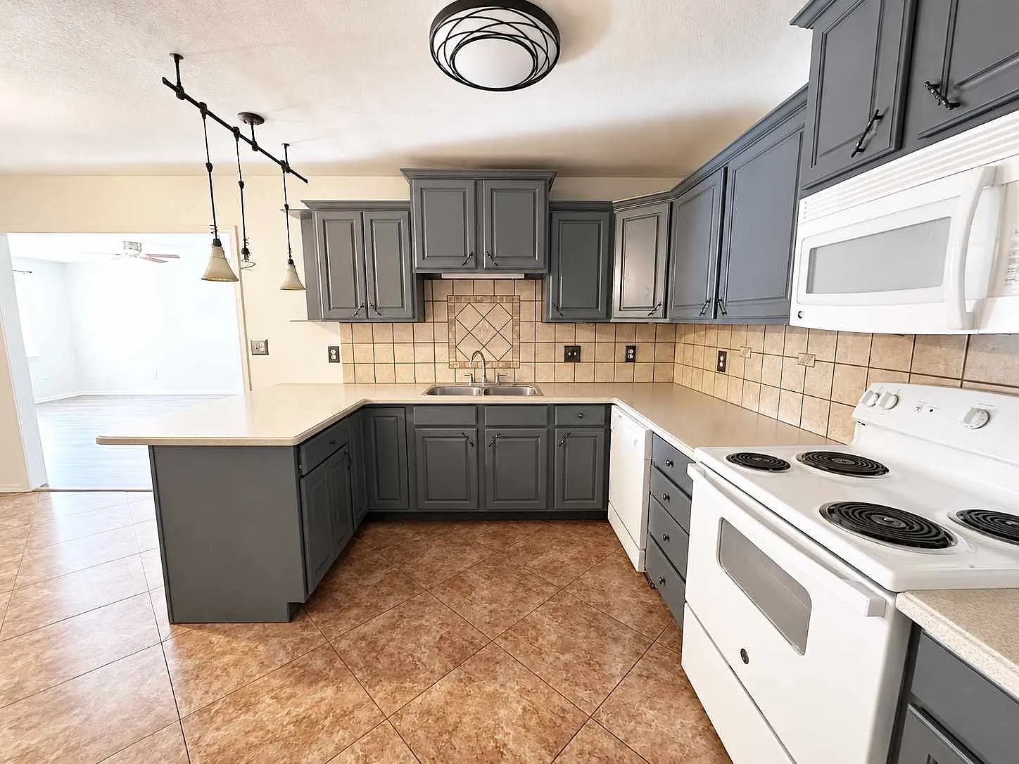 4 bed, 2.5 bath, 2013 sqft, $1,650 — Photo 4