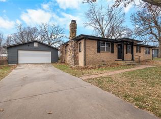 215 S Virginia Ave, Gentry, AR 72734