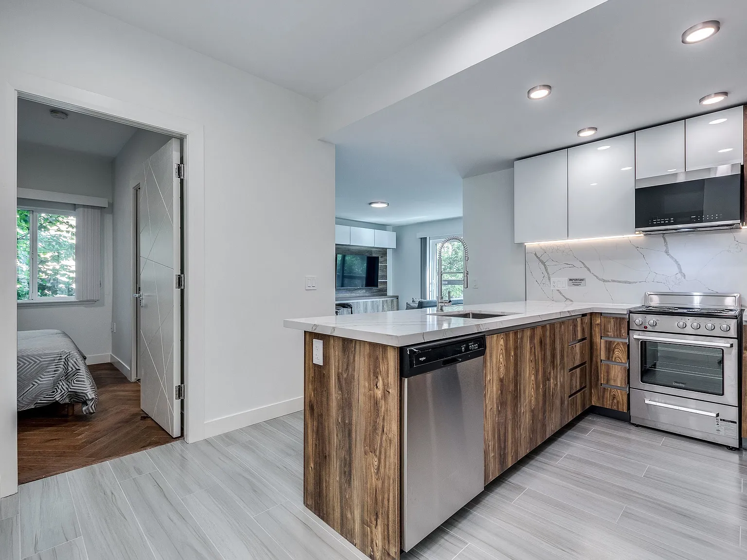 2 bed, 705 sqft, $3,850 — Photo 2