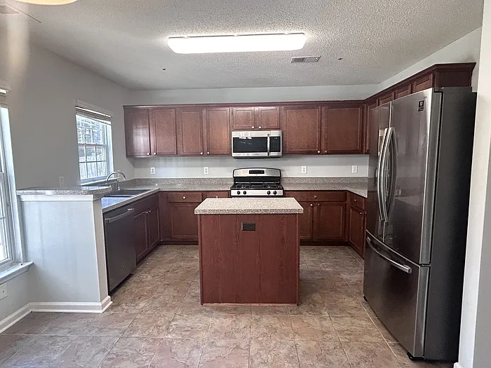 3 bed, 2.5 bath, 2400 sqft, $2,150 — Photo 4