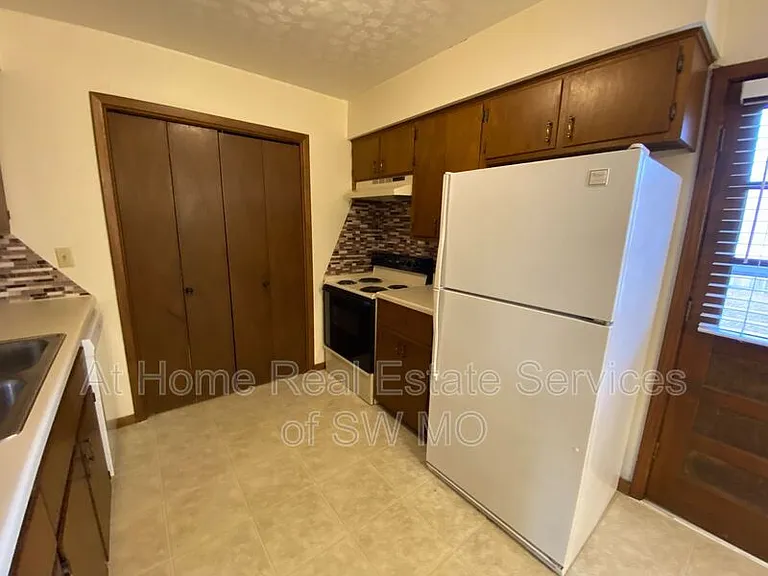 1921 Bellerive Dr — Photo 6