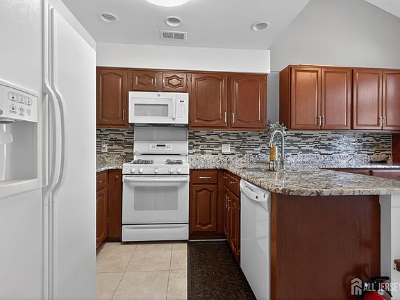 4th image of 48 Winthrop Rd #C