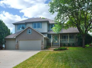 318 Dunbar Way, Mahtomedi, MN 55115