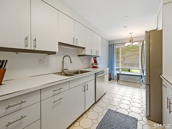 5th image of 13 Morgan Place #13
