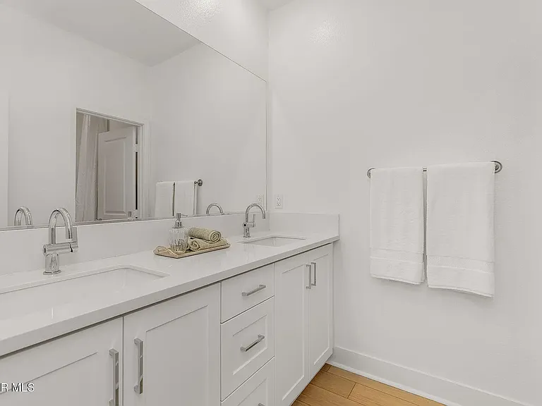 716 Edward Scholle Dr — Photo 10