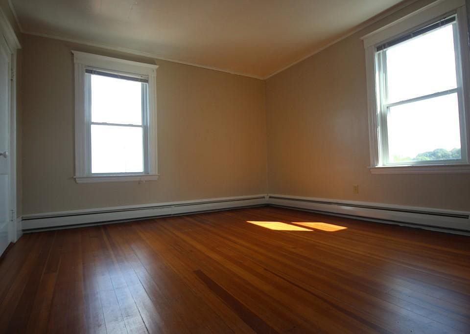 2nd image of 15 Chase St