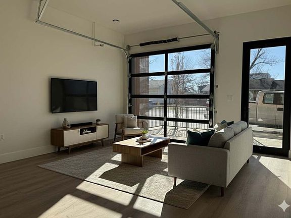 4th image of 905 SE 4th St #104