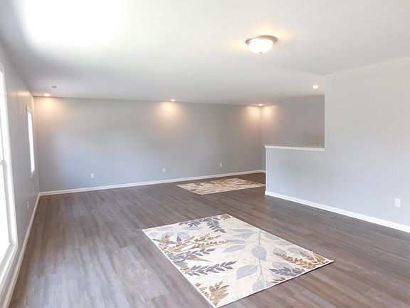 4th image of 1505 Amesbury Ct