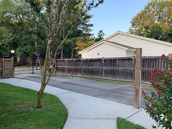 3rd image of 121 Lexington Dr #B1