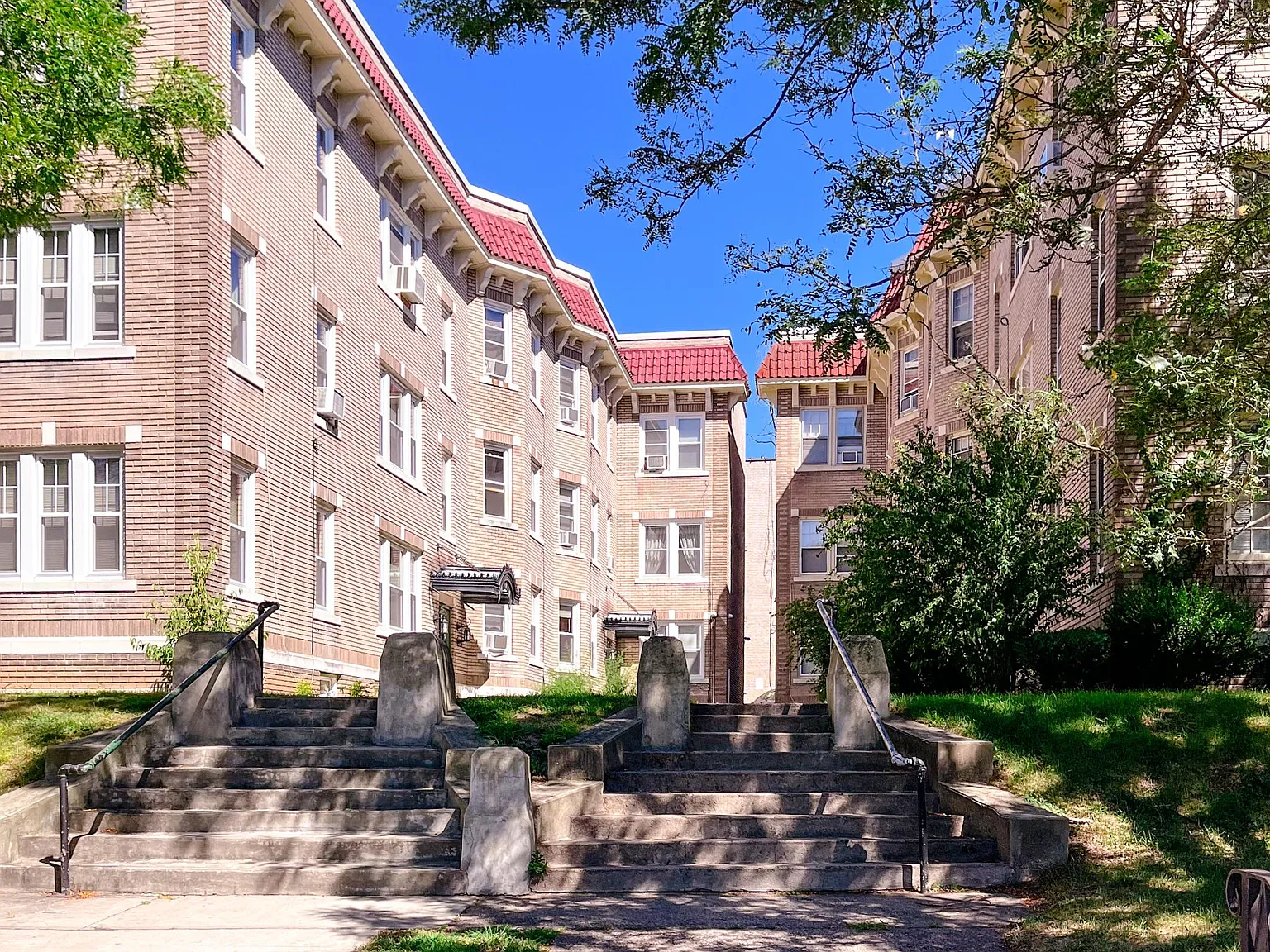 702 Farmington Ave — Photo 1