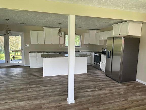 2nd image of 2221 Warren Dr