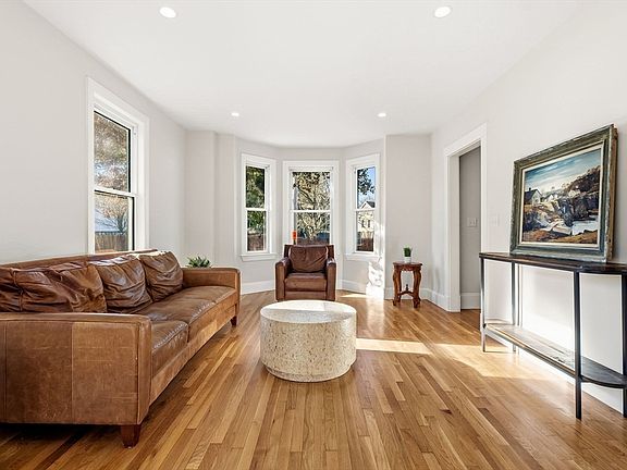 5th image of 18 Balcomb St