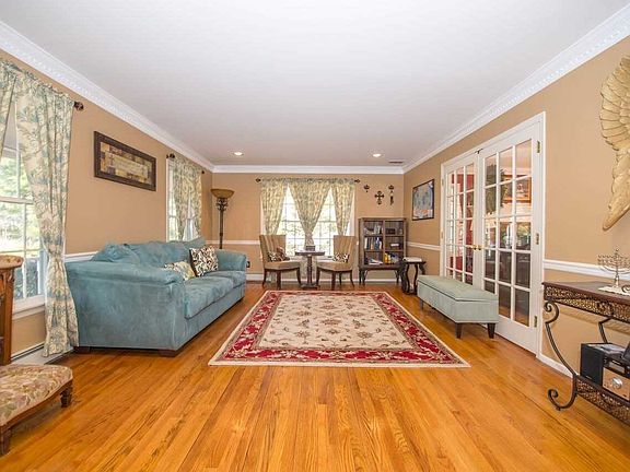 4th image of 23 Michele Ln