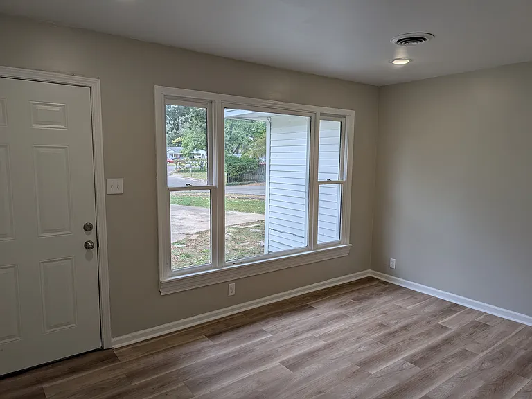 2105 Sun Cir — Photo 3