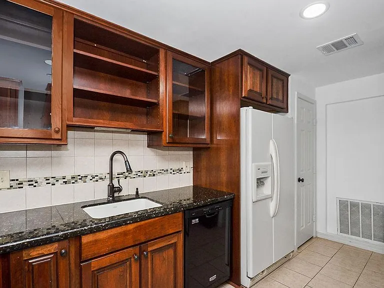 401 Lakeside Ln #311 — Photo 5