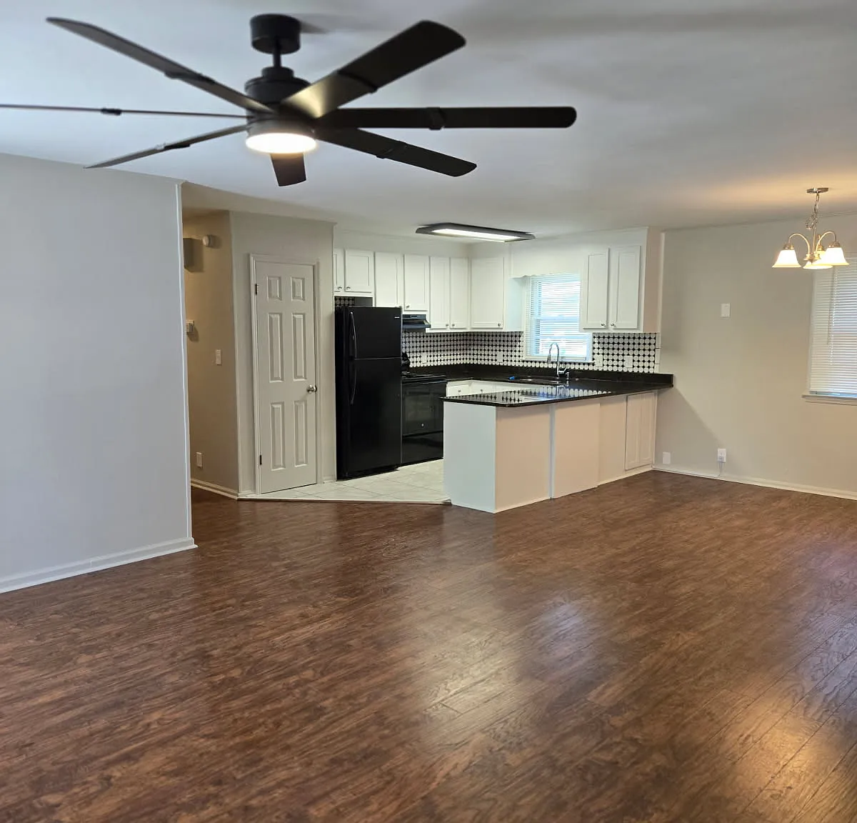 3 bed, 1212 sqft, $1,699 — Photo 4